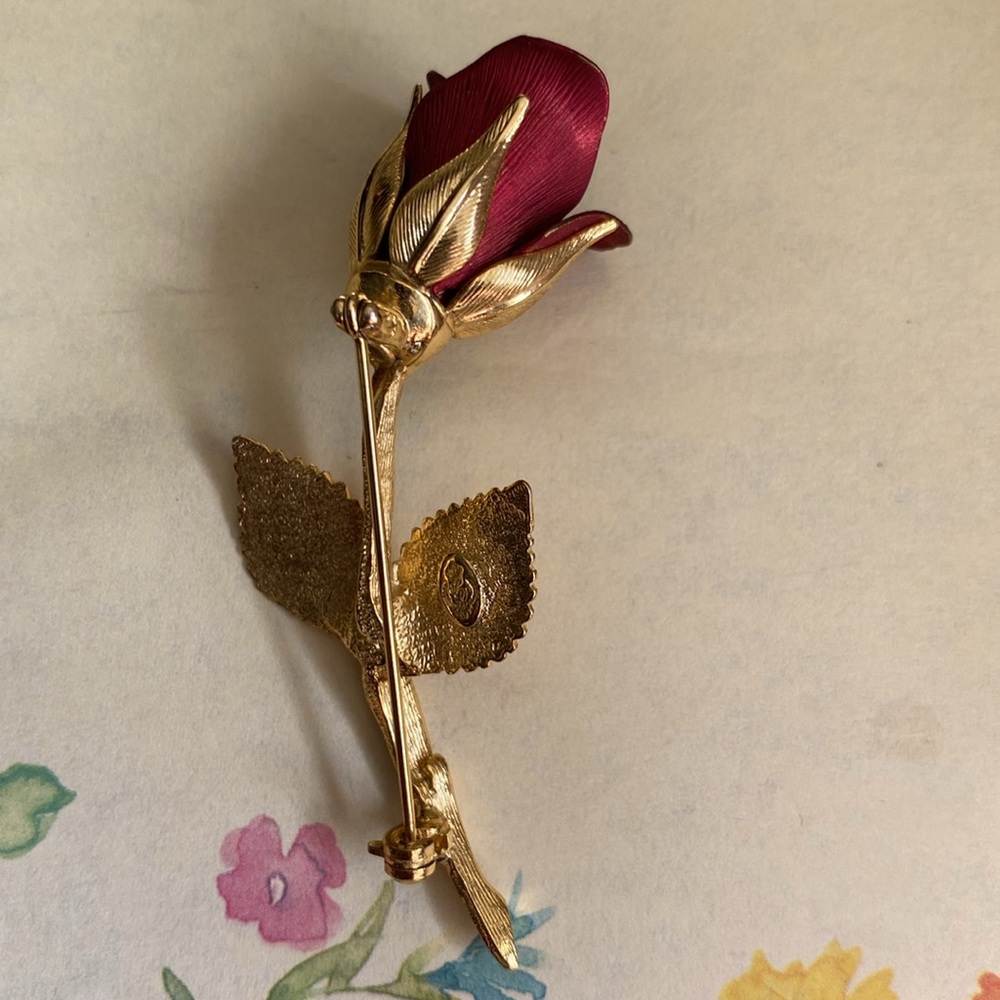 Beautiful Goldtone Stalk of Red Rose Ladies Brooch Pin. Like new, barely used. - Picture 6 of 10